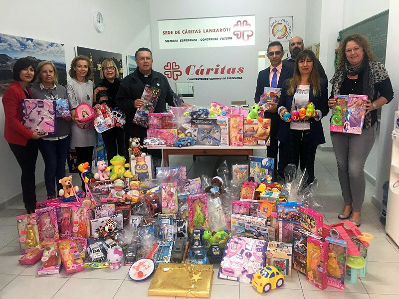 ASOLAN delivers to Cáritas Lanzarote the toys collected in its last campaign